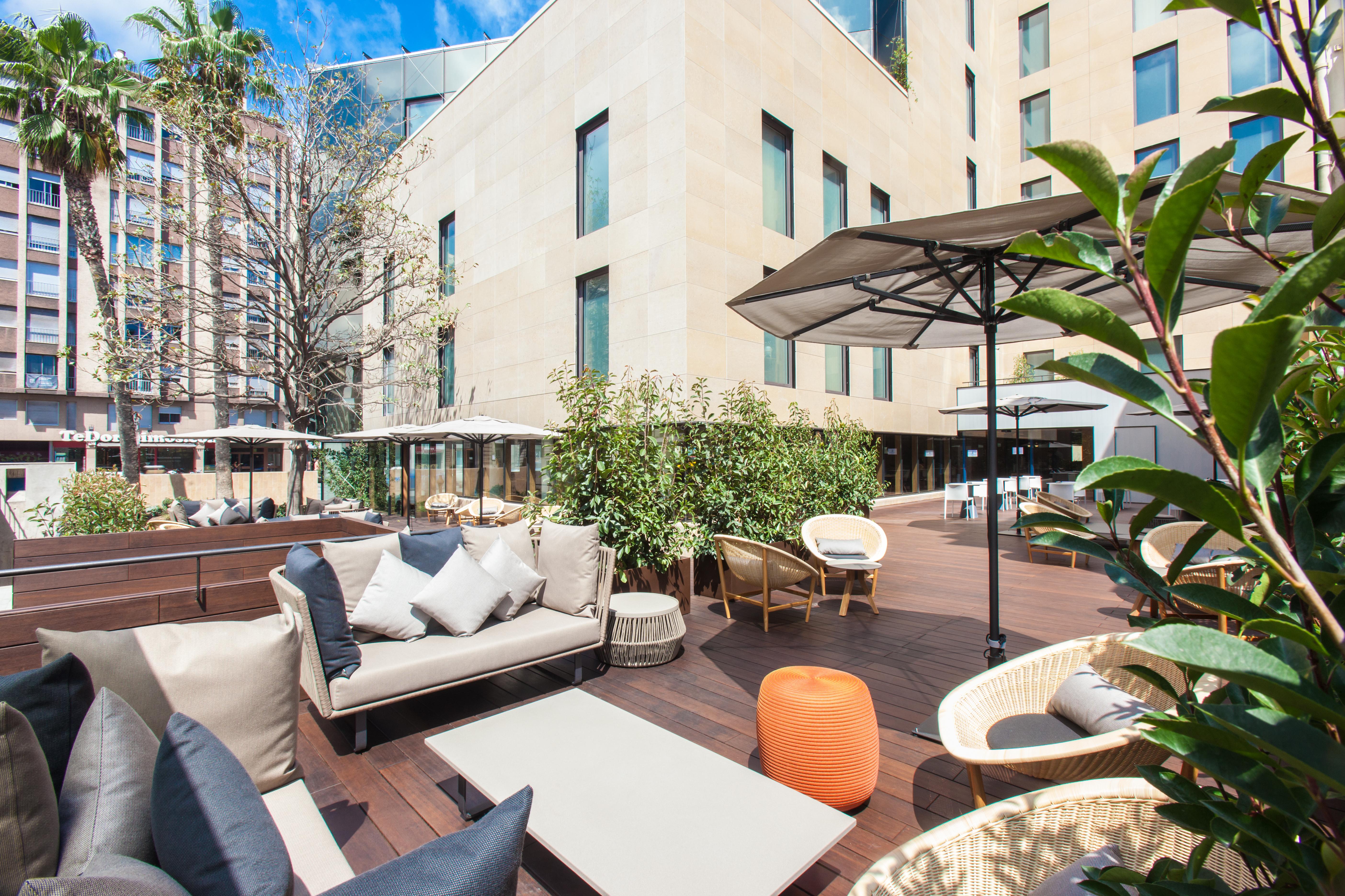 Eurostars Barcelona Central Exterior photo The hotel's courtyard